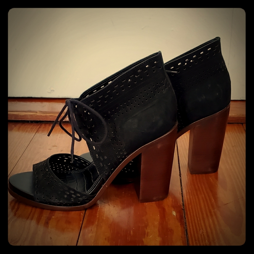 NWOB Gianni Bini suede heels sz. 9